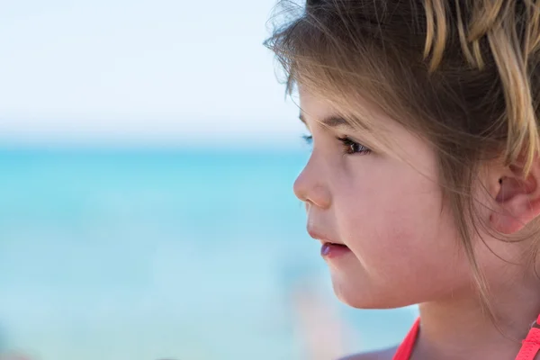 Imádnivaló boldog mosolygós kislány a strandon nyaralás Stock Kép