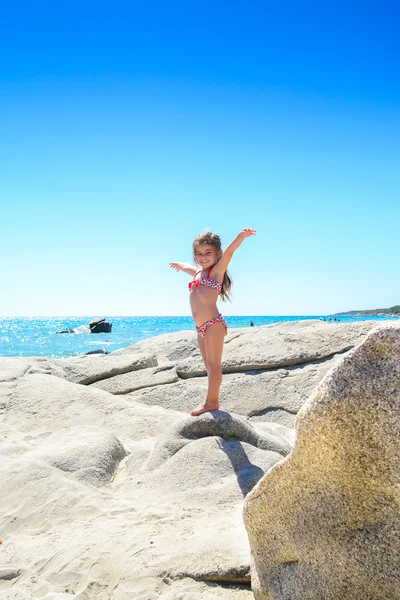 Liebenswert glücklich lächelndes kleines Mädchen im Strandurlaub — Stockfoto