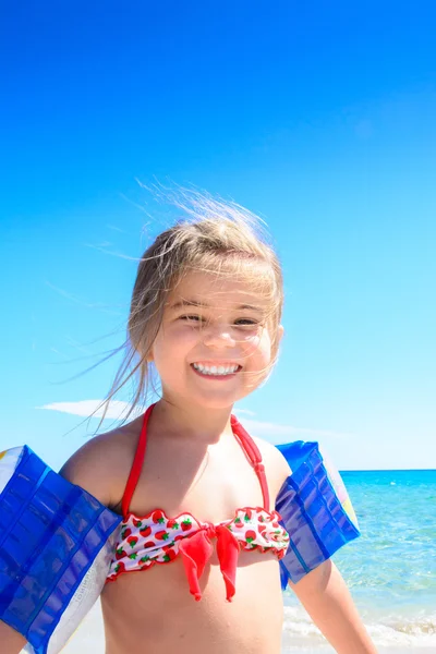 Schattig gelukkig lachend klein meisje op strandvakantie — Stockfoto