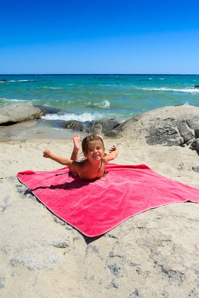 Genç mutlu küçük kız tropikal açık deniz suyu üzerinde eğleniyor. 