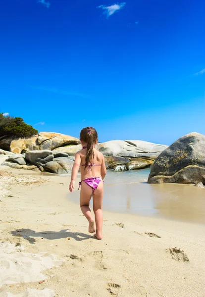 해변을 뛰어다니는 작은 소녀 — 스톡 사진