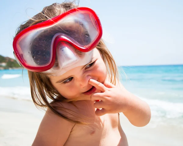 Liebenswert glücklich lächelndes kleines Mädchen im Strandurlaub — Stockfoto