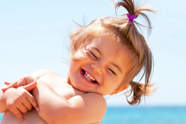 Rozkošný šťastný úsměv holčička na pláži dovolená — Stock fotografie