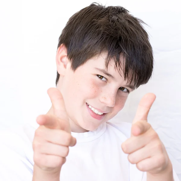 Портрет счастливого радостного красивого мальчика на белом фоне — стоковое фото