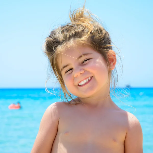 Adorable niña sonriente feliz en vacaciones en la playa — Foto de Stock