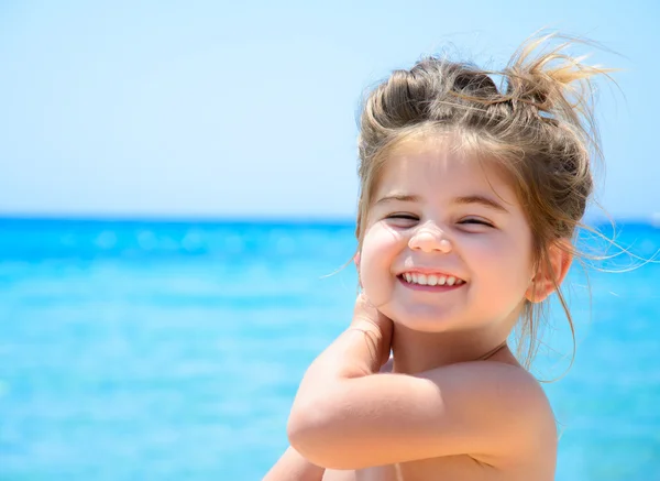 Adorable niña sonriente feliz en vacaciones en la playa —  Fotos de Stock