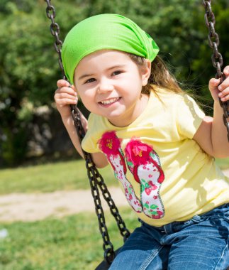 Açık tahterevalli üzerinde sevimli küçük kız