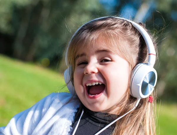 Bella carina bambina felice con le cuffie — Foto Stock