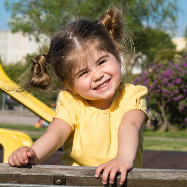 Porträt eines kleinen Mädchens, das im Park lächelt und spielt — Stockfoto