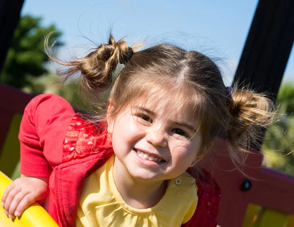 Portrait of little girl smiling and playing at the park — Stock Photo, Image