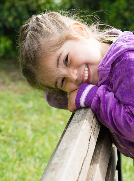 Retrato de niña sonriendo y jugando en el parque — Foto de Stock