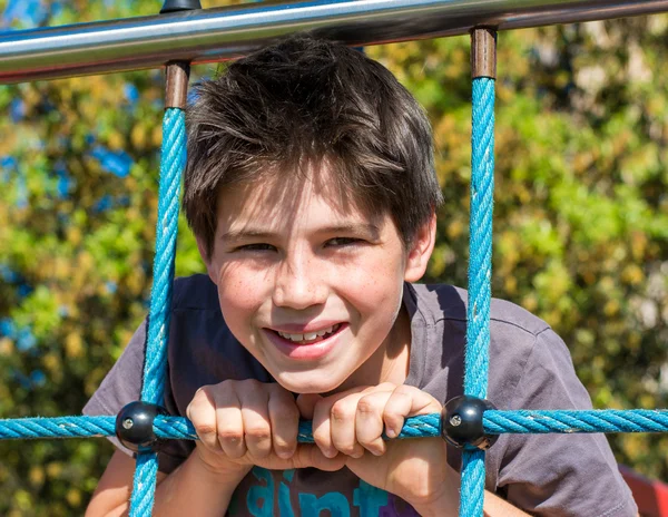 Glücklich lächelnder kleiner Junge — Stockfoto