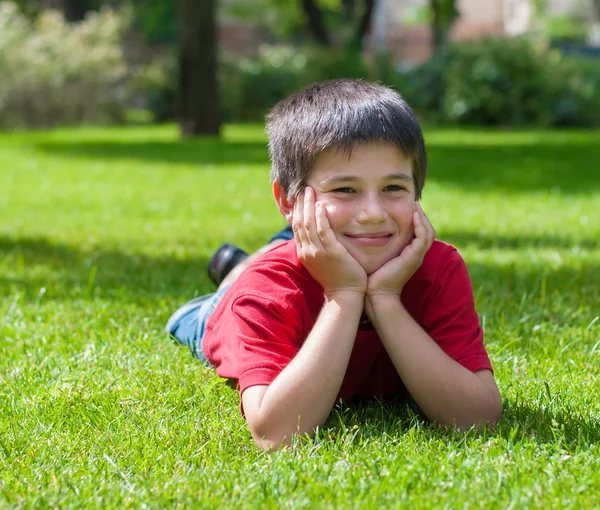 Glücklicher kleiner Junge mit einem Lächeln im Gesicht — Stockfoto