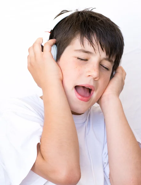 Retrato de feliz alegre lindo menino isolado no fundo branco — Fotografia de Stock