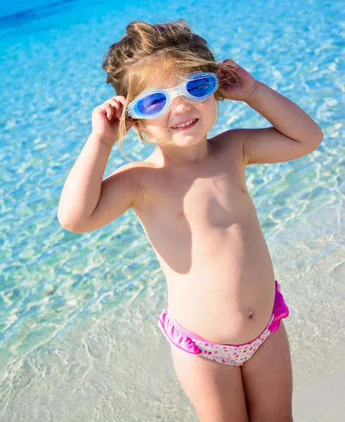 Kumsalda gözlüklü kız