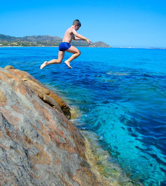 Çocuk denize atlama