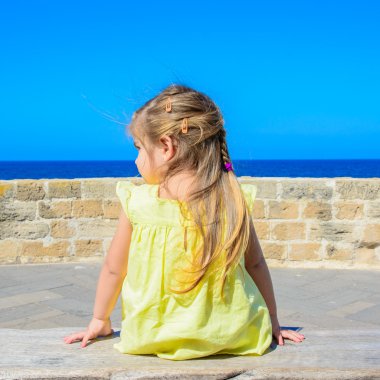 küçük kız gülümseyerek