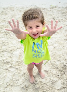 plajda küçük kız