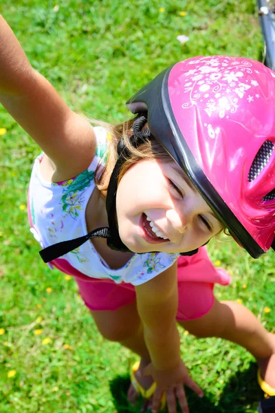 Dívka na sobě cyklistická přilba — Stock fotografie