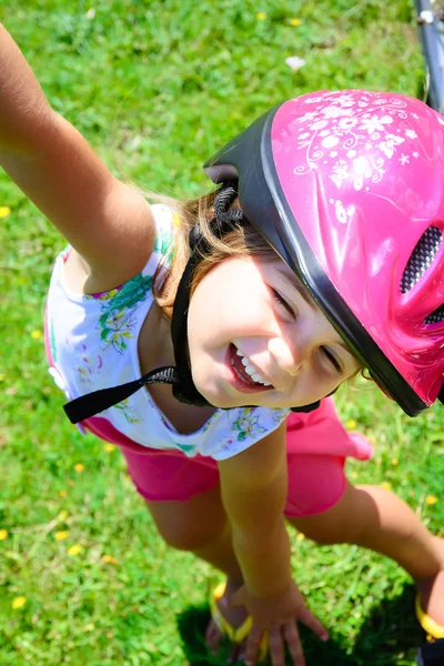 Menina usando capacete de bicicleta — Fotografia de Stock