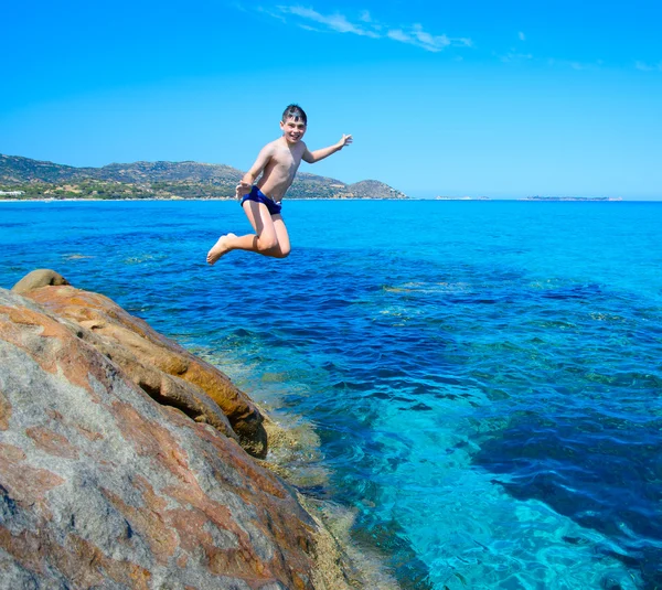 Garçon sautant en mer — Photo