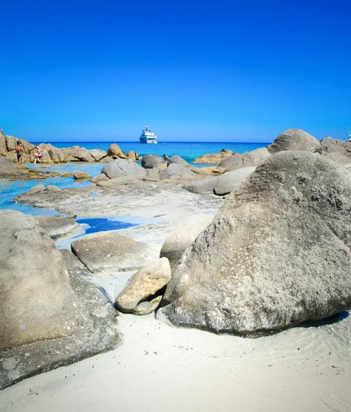 Sardinen Meer und Yacht — Stockfoto