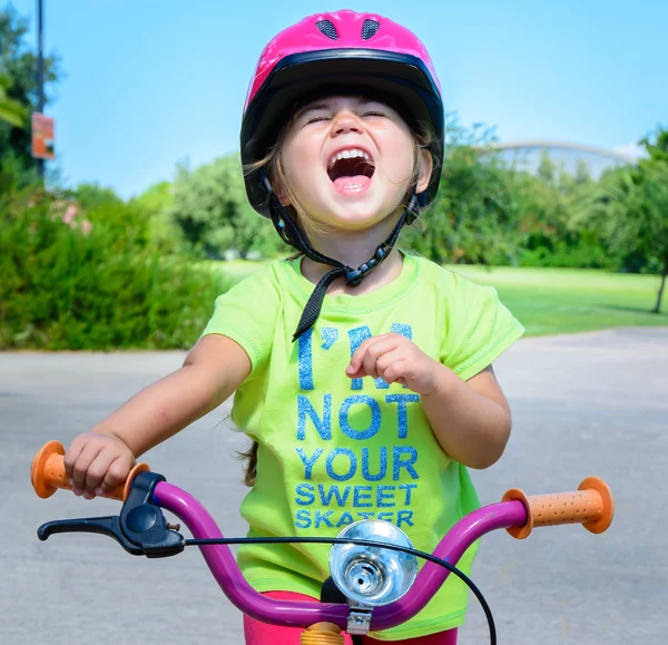 小さな女の子の乗馬の自転車 — ストック写真