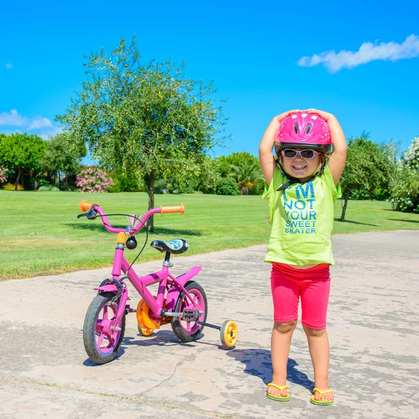 Menina equitação bicicleta — Fotografia de Stock