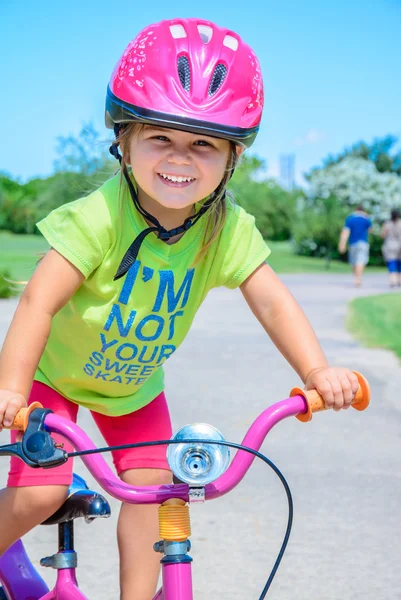 小さな女の子の乗馬の自転車 — ストック写真