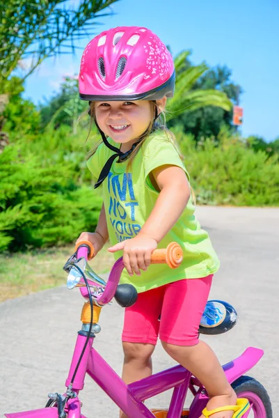 Menina equitação bicicleta — Fotografia de Stock