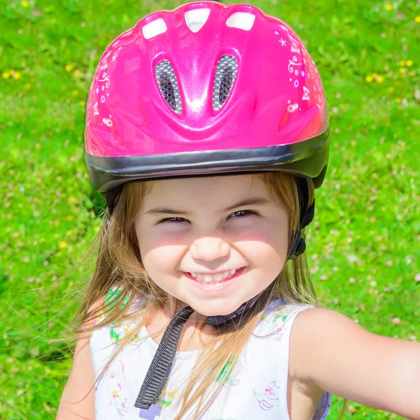 Mädchen trägt Fahrradhelm — Stockfoto