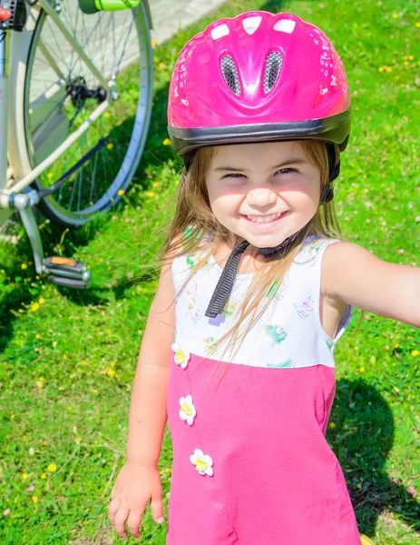 Menina usando capacete de bicicleta — Fotografia de Stock