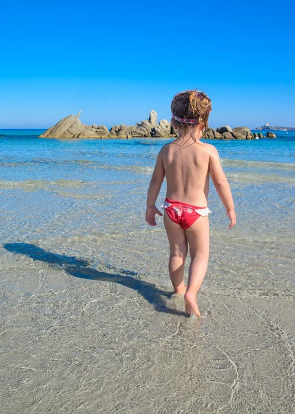 바다에서 어린 소녀 — 스톡 사진