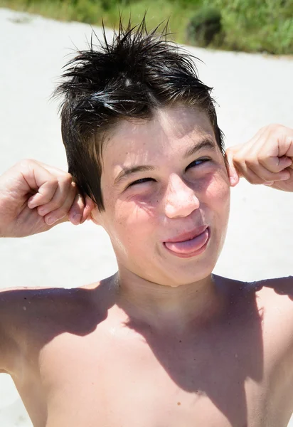 Petit garçon amusez-vous sur la plage — Photo