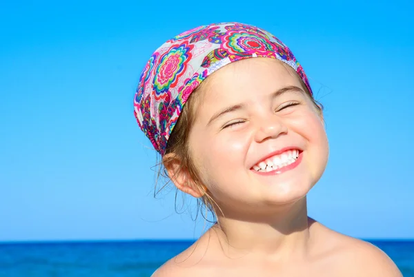 Όμορφο χαριτωμένο ευτυχισμένη κοριτσάκι χαμογελώντας σε μια ηλιόλουστη ημέρα — Φωτογραφία Αρχείου