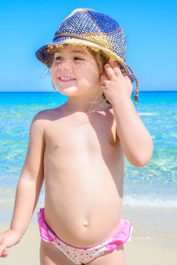 Denizde küçük kız