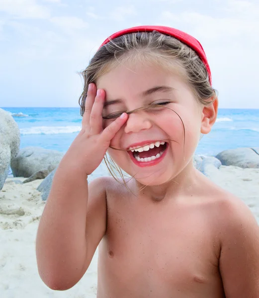 曇りの日で笑っている幸せ小さな女の子の美しいかわいい — ストック写真