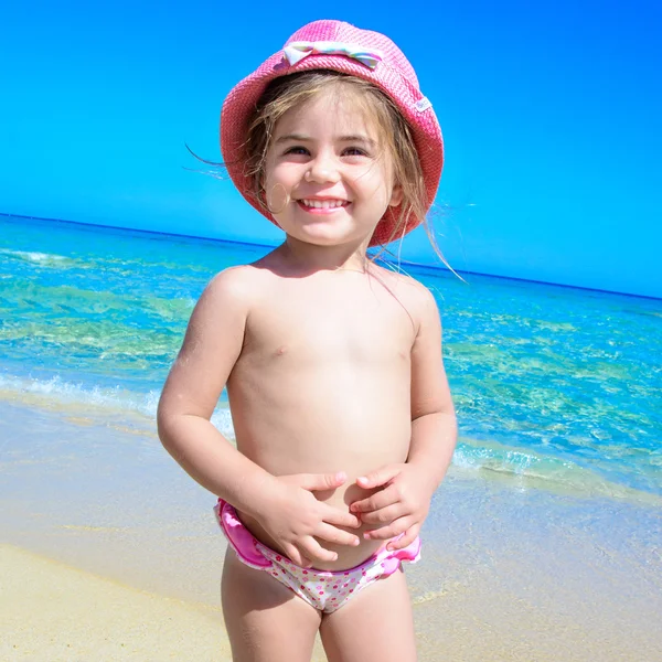 plajda küçük kız