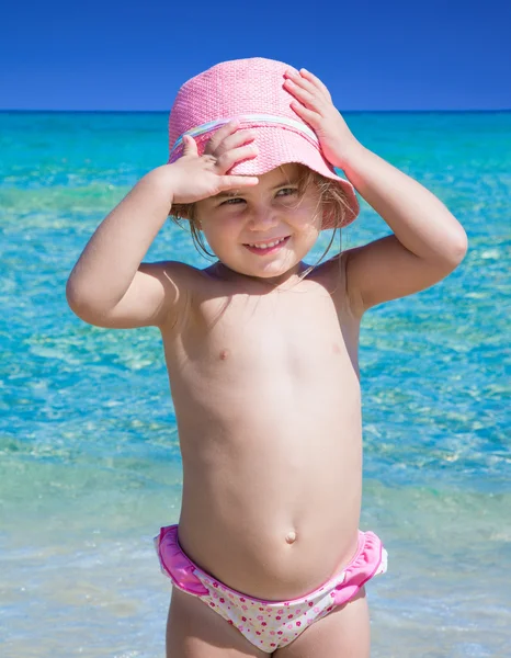 Kleines Mädchen am Strand — Stockfoto