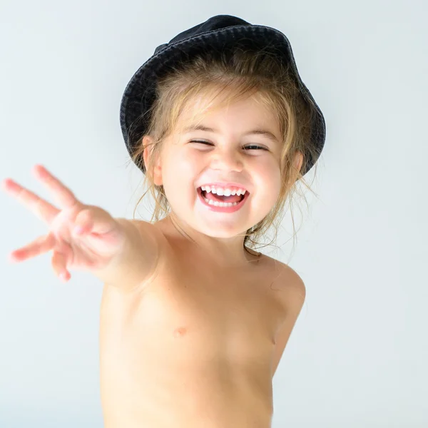 Niña con sombrero sonriendo — Foto de Stock