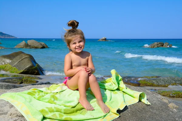 Sahilde küçük kız