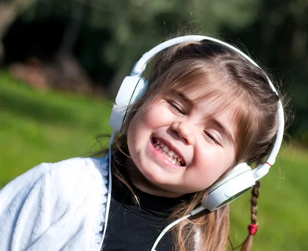 Menina ouvindo música — Fotografia de Stock