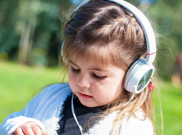 Mädchen hört Musik — Stockfoto
