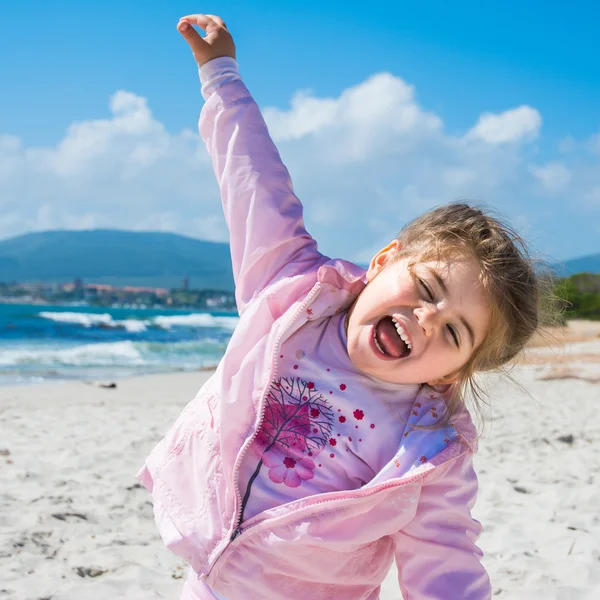 Cheerful girl on beach — Stock Photo, Image