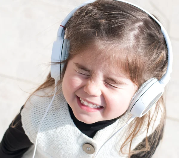 Girl listening to music — Stock Photo, Image