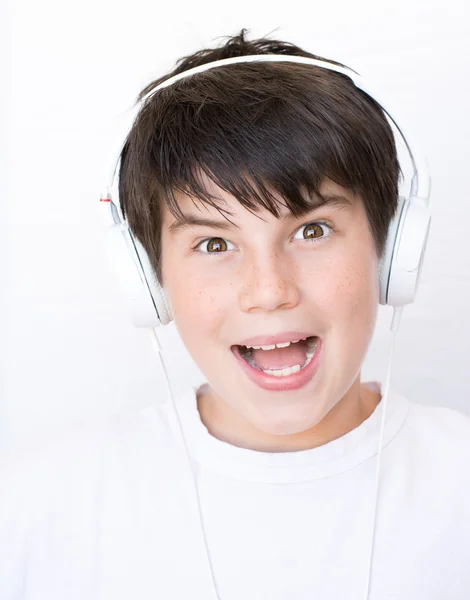 Giovane ragazzo ascoltare musica — Foto Stock
