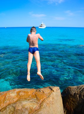 Çocuk denize atlama