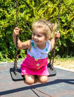 salıncak üzerinde küçük kız