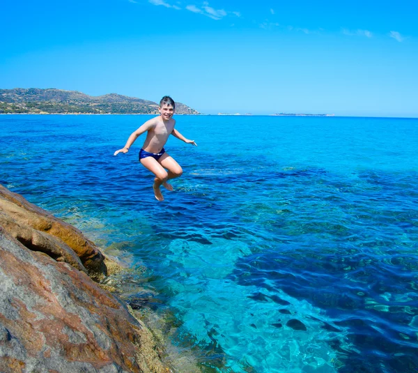 Junge springt ins Meer — Stockfoto