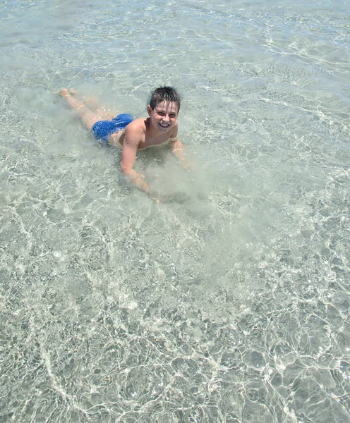Kleine jongen in zeewater — Stockfoto